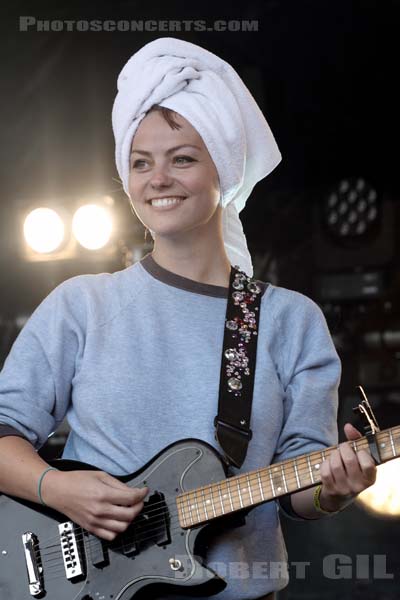 ANGEL OLSEN - 2014-08-14 - SAINT MALO - Fort de St Pere - Scene des Remparts - 